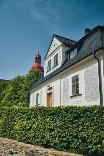 Barokní kaplanka 1796 A. D. luxusní apartmány v Českém ráji — 4-Star Luxury Hotel in Zelezny Brod, Czech Republic