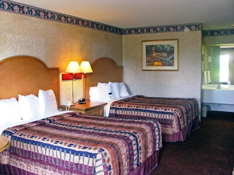 Econo Lodge - photo 39