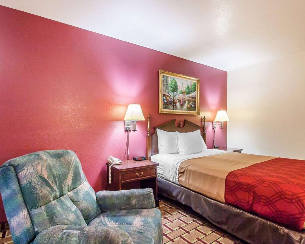 Econo Lodge Dexter - photo 11