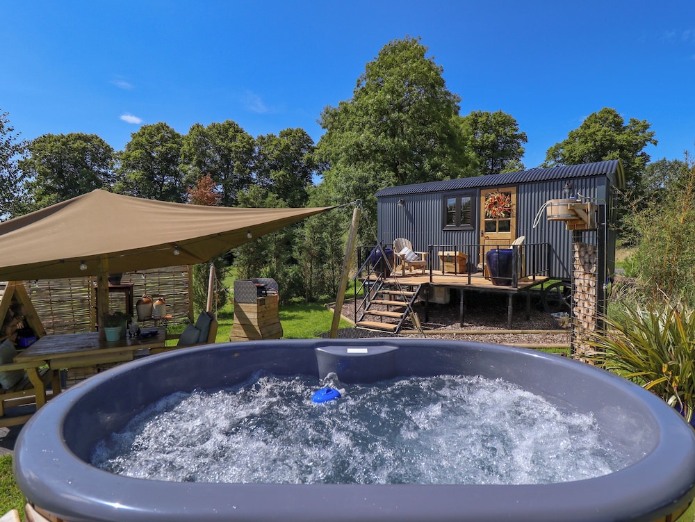 Limetree Luxury Glamping Portland in Retford, United Kingdom