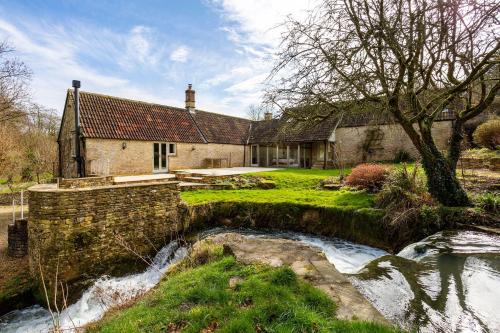 Threshing Mill - carbon neutral hotel in Marshfield