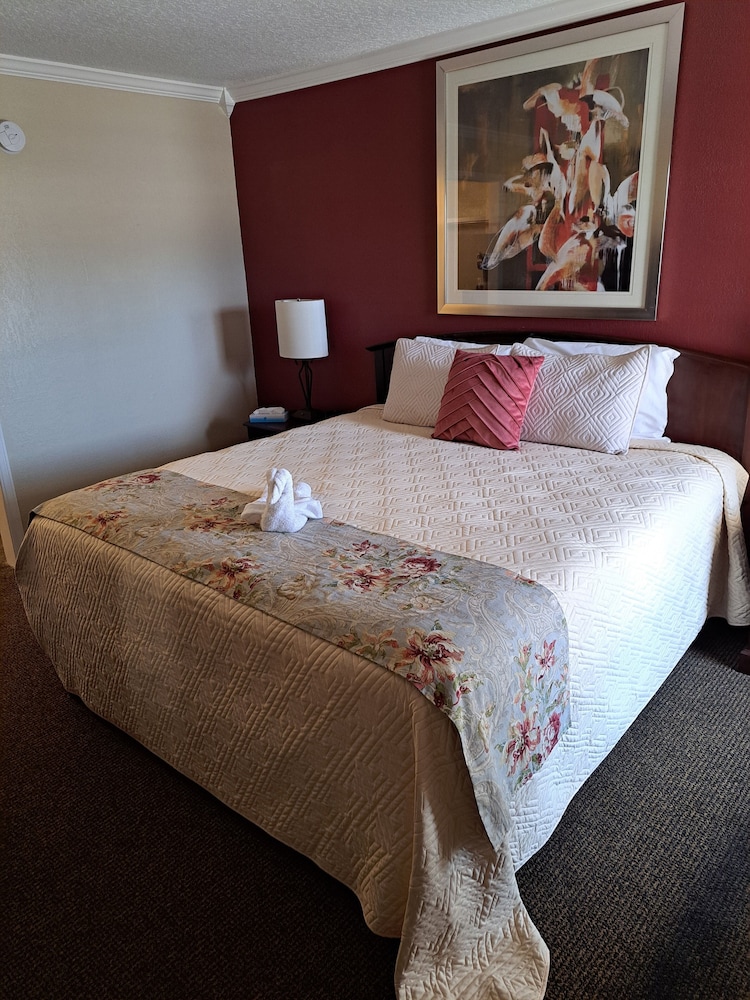 Victorian Inn - photo 8