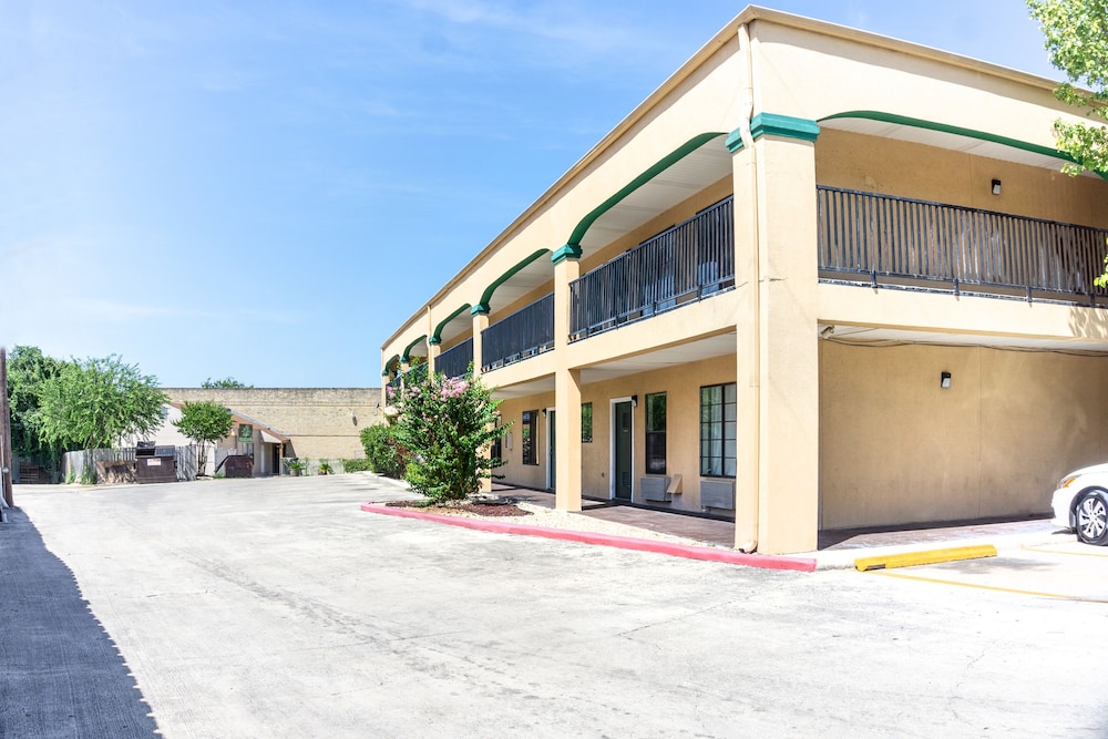 OYO Inn & Suites Medical Center San Antonio - photo 31
