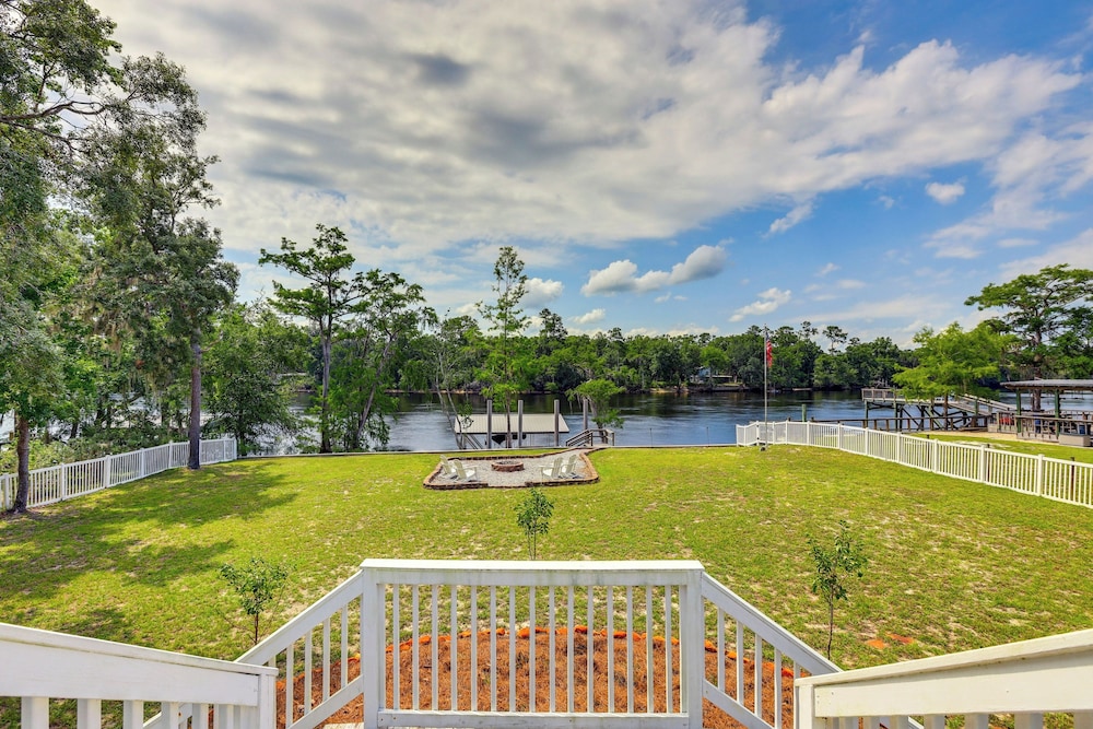 Suwannee River Retreat Dock Screened Porch — Trenton