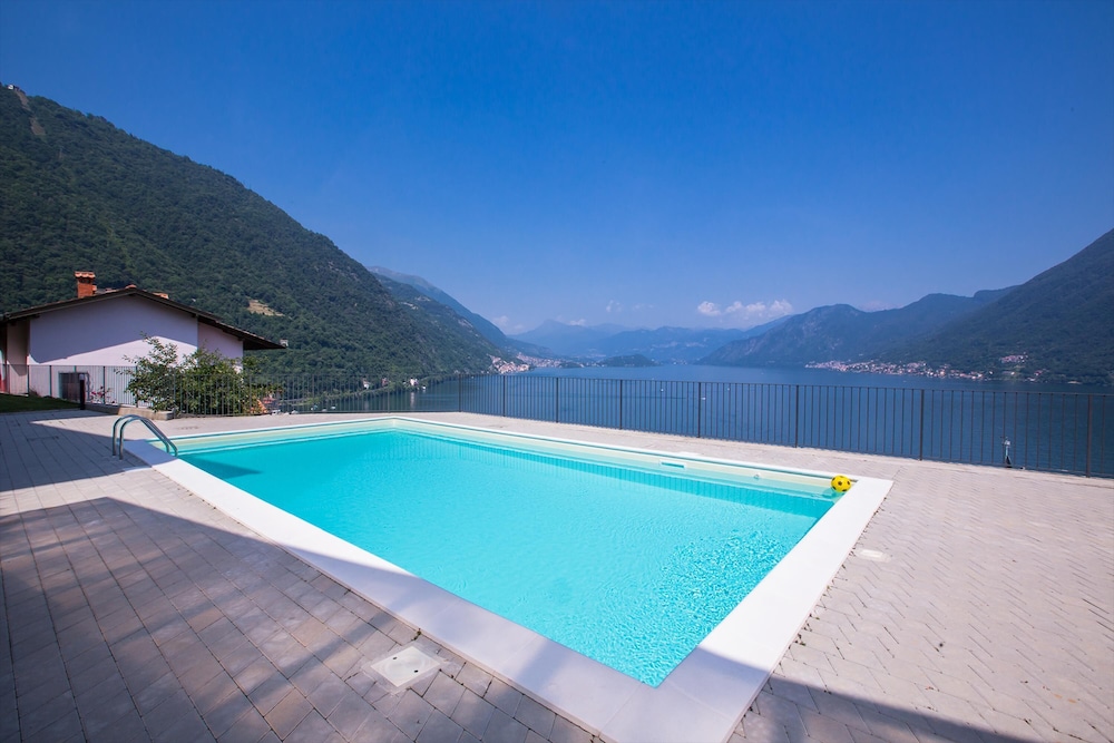 Residence degli Oleandri 1A — 4-Star Luxury Hotel in Argegno, Italy
