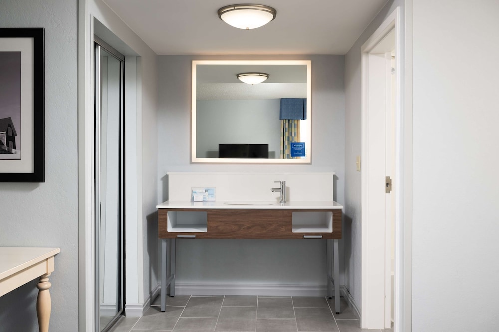 Hampton Inn & Suites Cape Cod West Yarmouth - photo 31