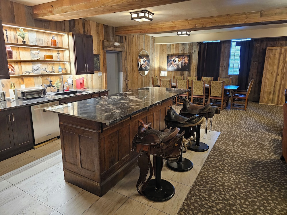 Eaglescape Suites and Event Center - photo 19