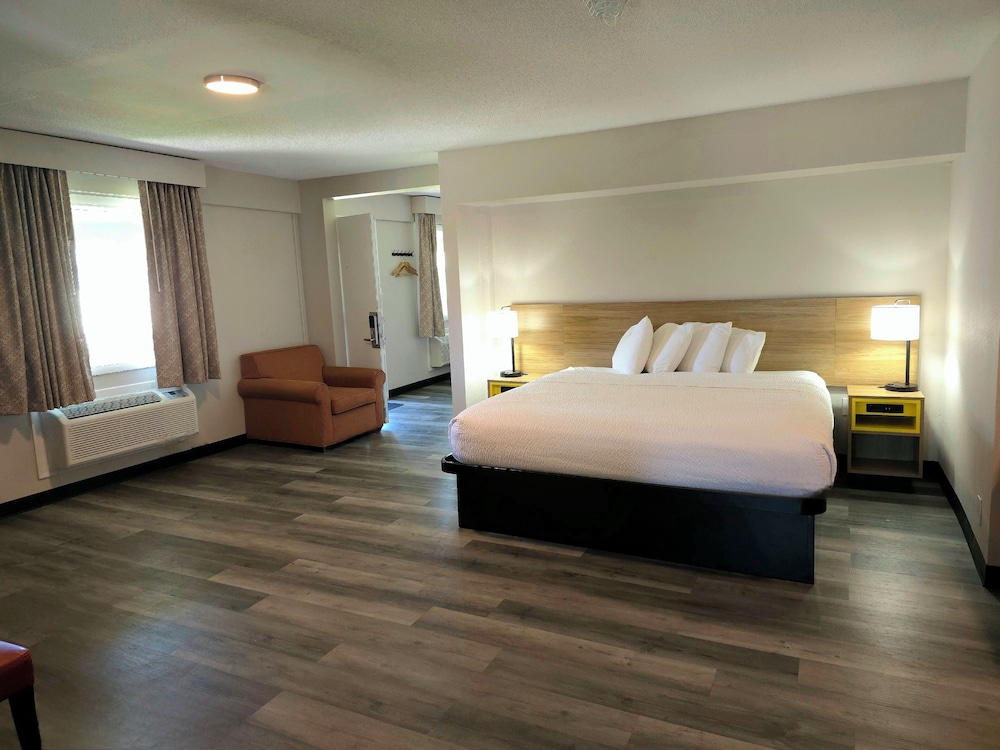 Days Inn & Suites by Wyndham Port Huron - photo 18