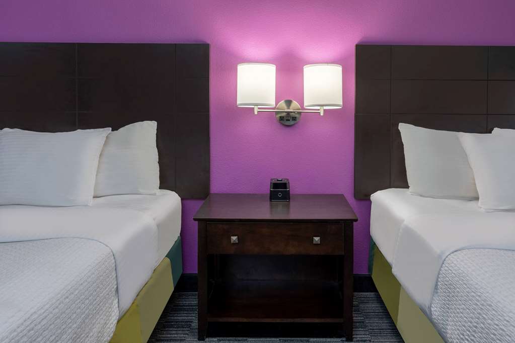 La Quinta Inn & Suites by Wyndham Houston NW Brookhollow - photo 18
