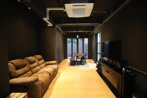 Chic Ekkamai Escape Near BTS Dining & Nightlife
