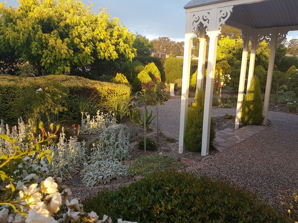 Grovely House Bed & Breakfast — 4-Star Luxury Hotel in Stanthorpe, Australia