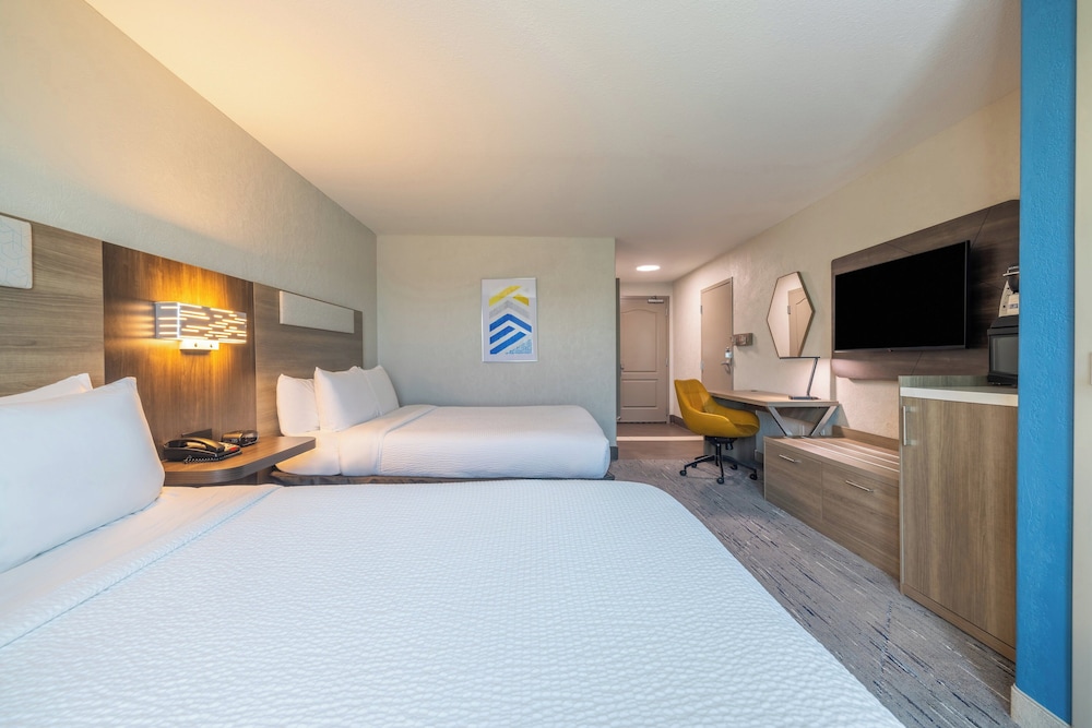 Holiday Inn Express and Suites Kansas City Airport by IHG - photo 17