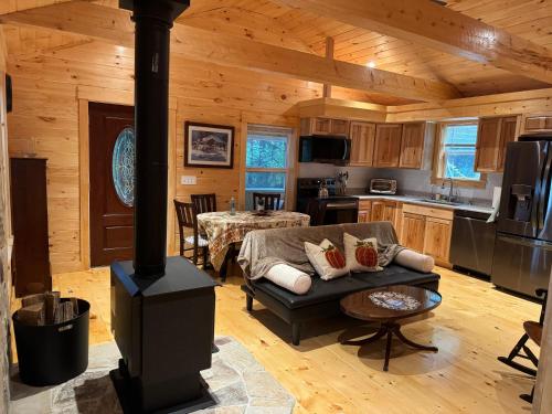 Luxury Forest Lake House Privacy Nature Conveniences New 2 bedroom — 4-Star Luxury Hotel in Windsor, United States