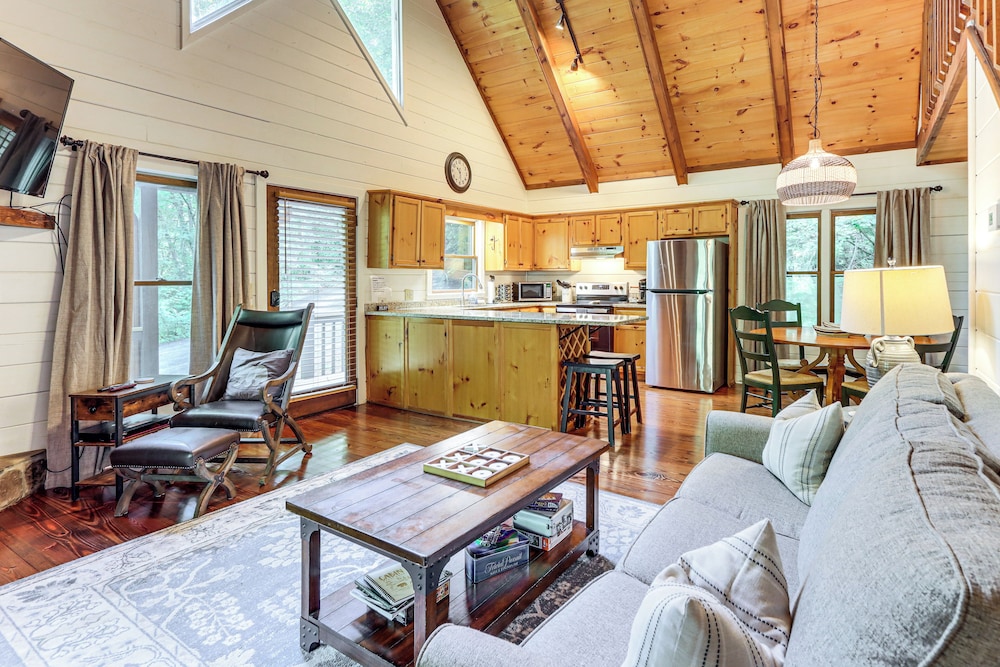 Picturesque Mountain Cabin with Hot Tub and Fire Pit — 4-Star Luxury Hotel in Blue Ridge, United States