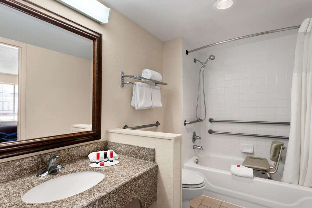Super 8 by Wyndham Gulfport Airport NW Near Biloxi - photo 17