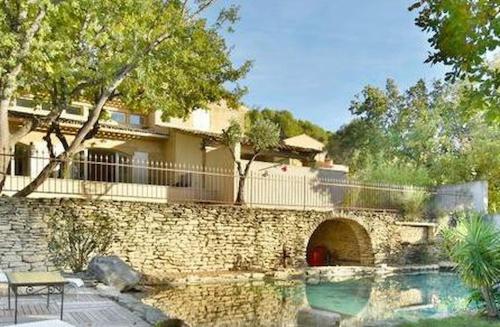 Charming Provencal Mas with pool by Taillades close to Cavaillon in the Luberon sleeps 6.