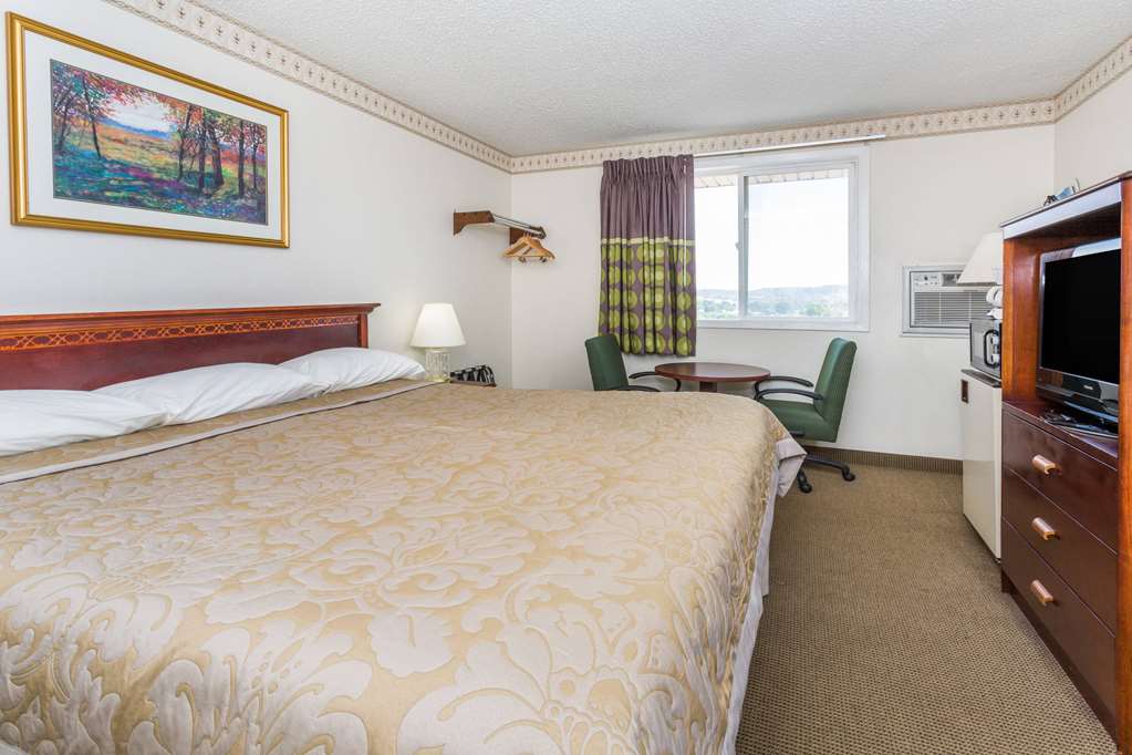 Super 8 by Wyndham Colorado Springs Chestnut Street - photo 7