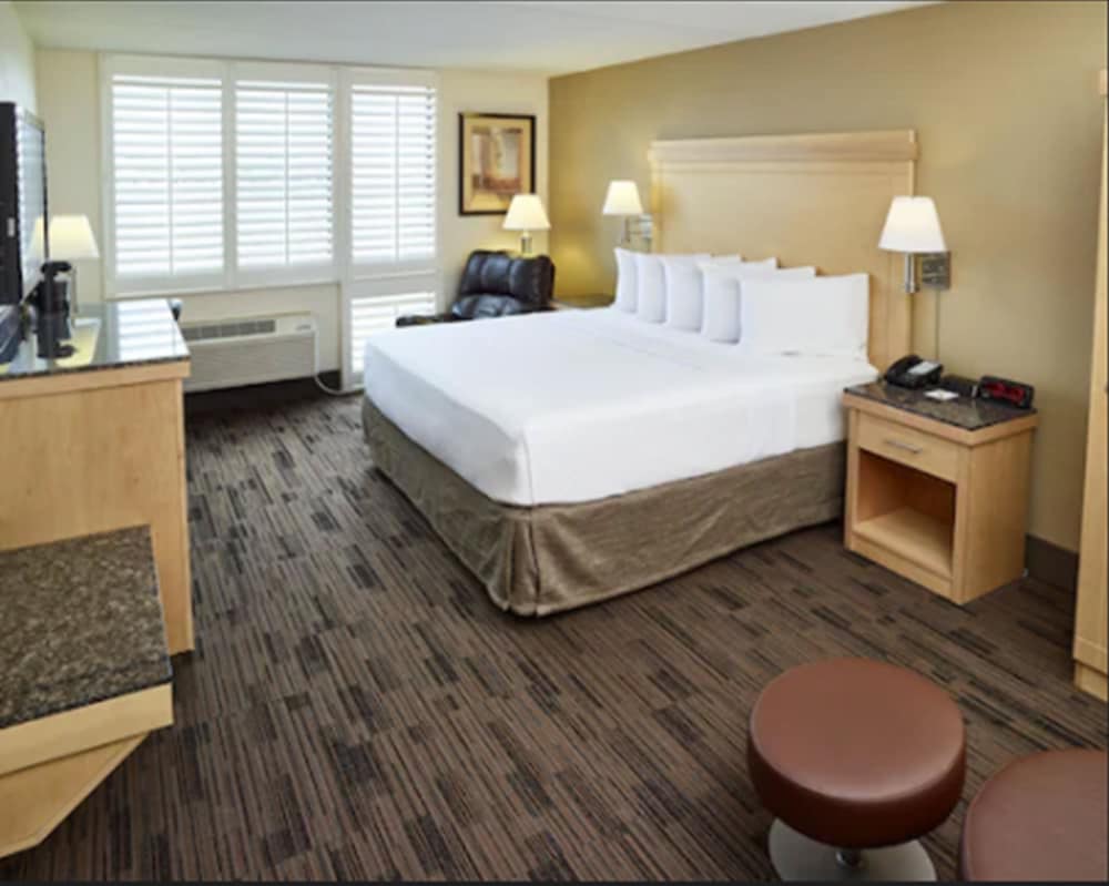 Livinn Hotel St. Paul I 94 East 3M Area - photo 13