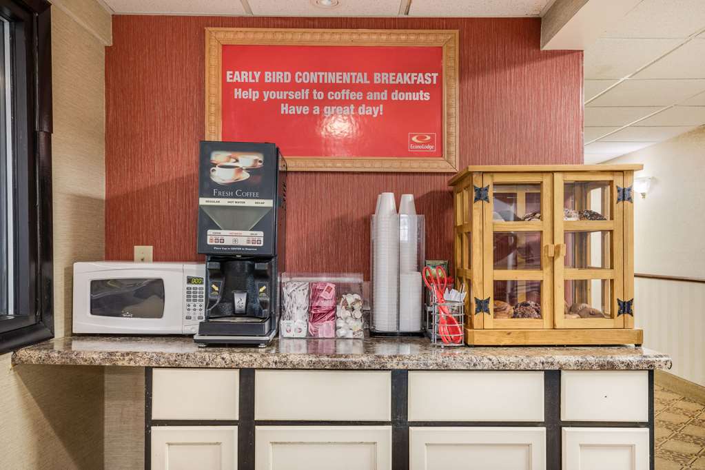 Econo Lodge Milwaukee Airport - photo 12