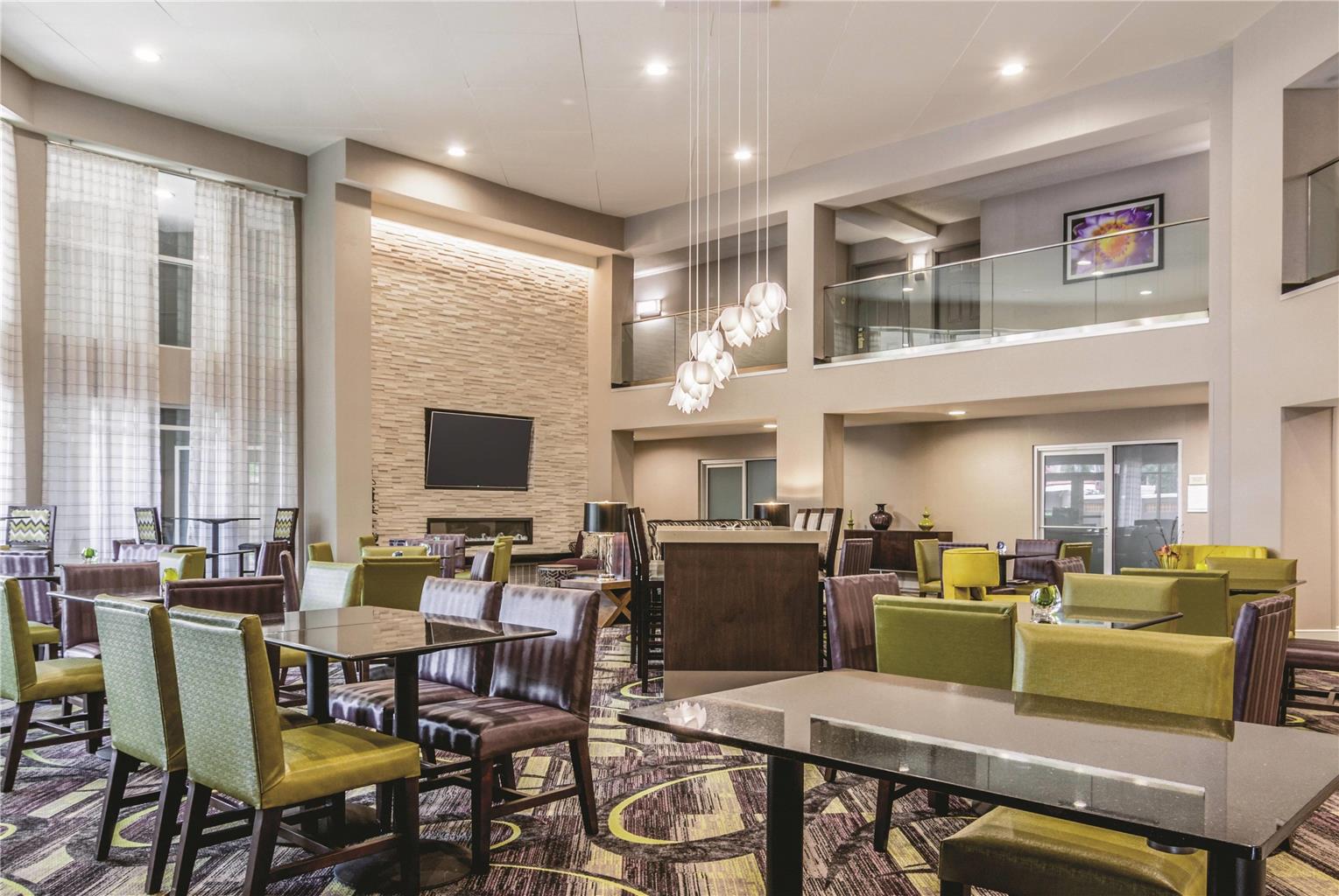 La Quinta Inn & Suites by Wyndham Atlanta Perimeter Medical - photo 38