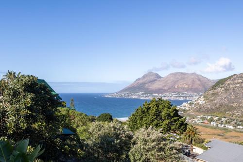 Peaceful Mountain Home with Views over False Bay