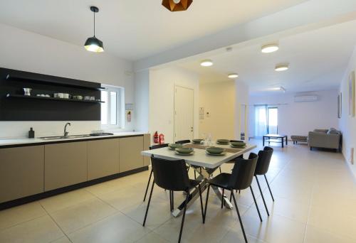 Spacious & Central 3BD Apartment with Front Balcony Close to Sliema St Julians Valletta — 4-Star Luxury Hotel in Pembroke, Malta
