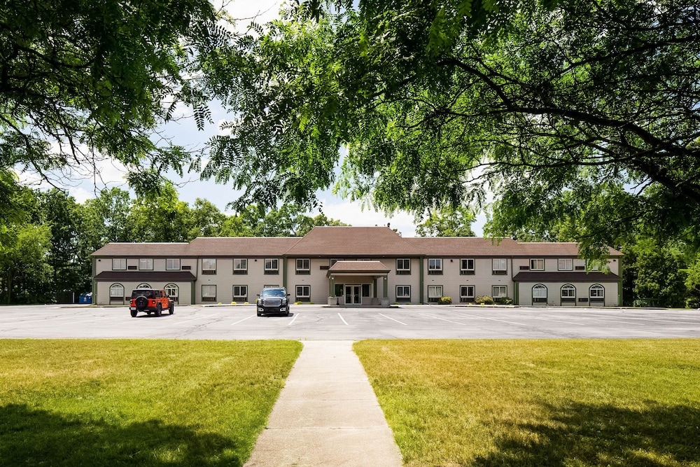 Econo Lodge Whitehall near Michigan's Adventure - photo 23