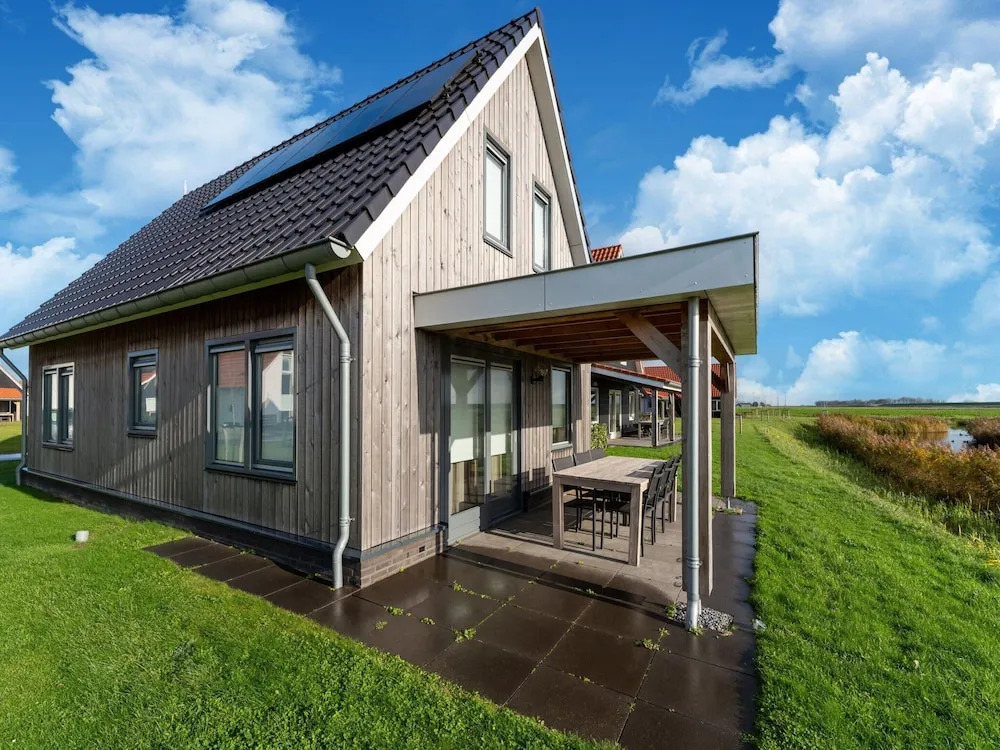 Nice holiday home in Scherpenisse with terrace — 4-Star Luxury Hotel in Tholen, Netherlands