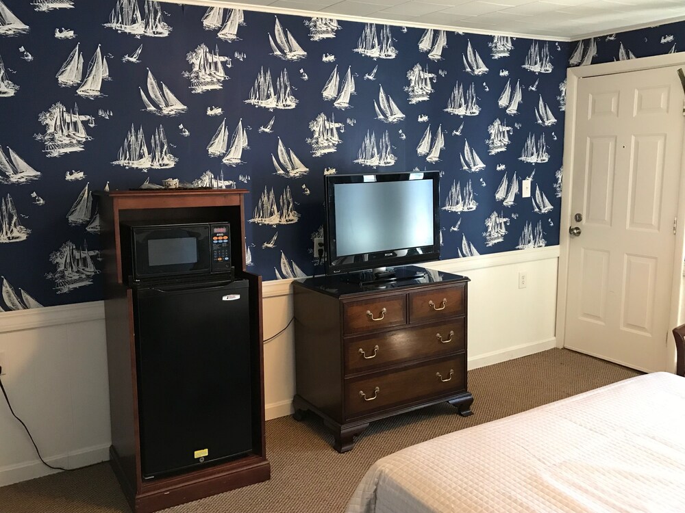 Admiral's Ocean Inn - photo 15