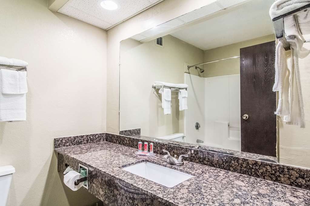 Econo Lodge Darien - photo 10