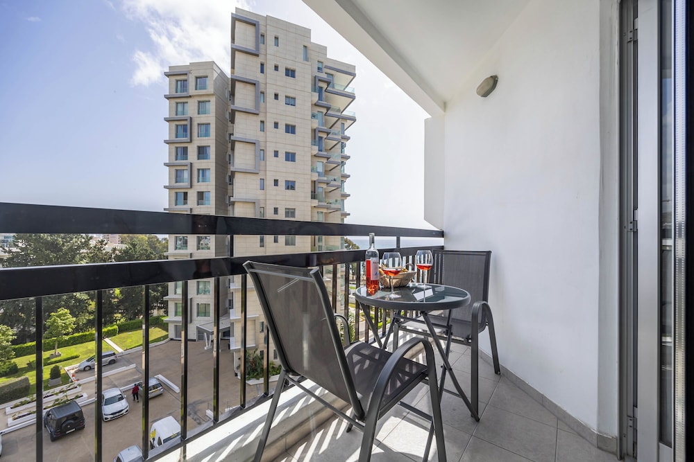 Marathon Beach Apartment Sea View Shared Pool