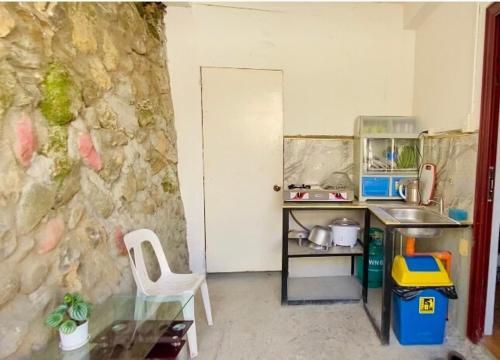 Newlives Transient 2 Hillside 2nd Floor — hotel near Loakan Airport