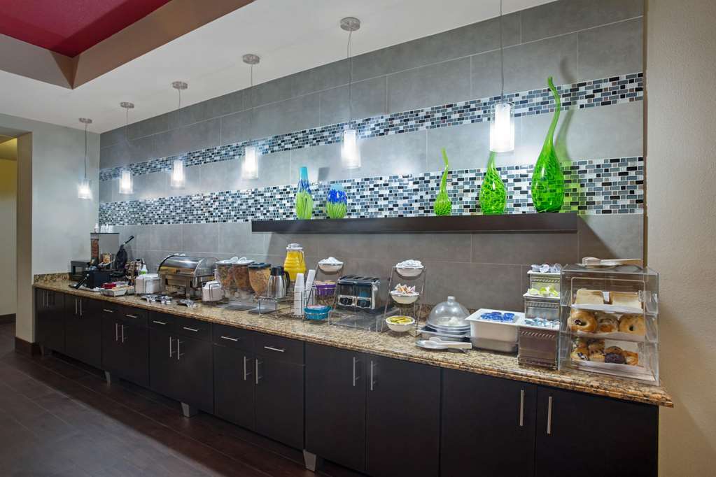 La Quinta Inn & Suites by Wyndham Pearsall - photo 37