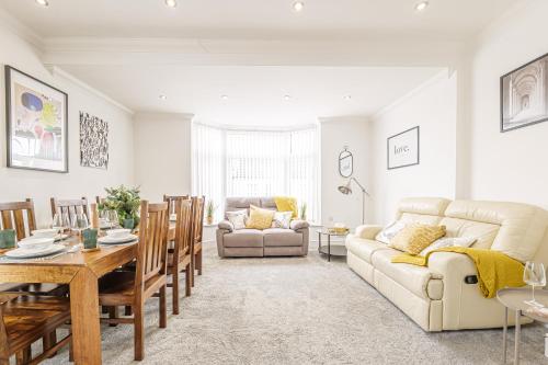 Luxury 4 Bedroom Apartment Southsea Free Parking — 4-Star Luxury Hotel in Portsmouth, United Kingdom