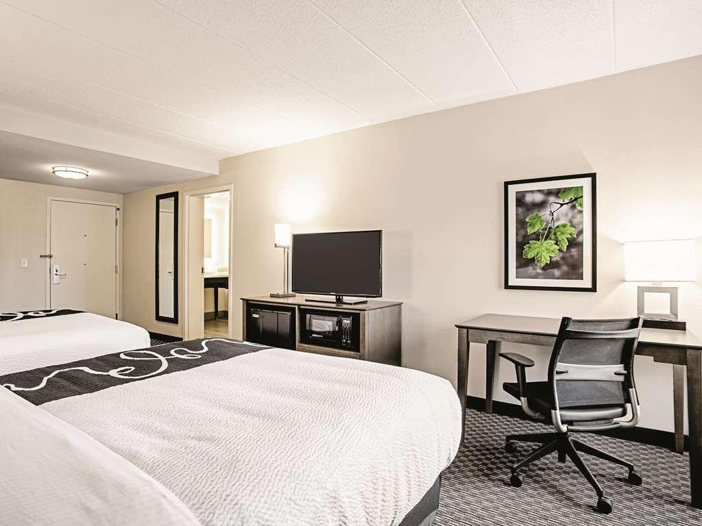 La Quinta Inn & Suites by Wyndham Baltimore N White Marsh - photo 30