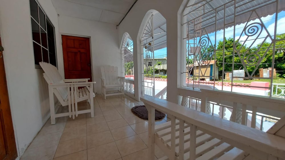 House Sleeps 6 Patio Parking — 4-Star Luxury Hotel in Morant Bay, Jamaica