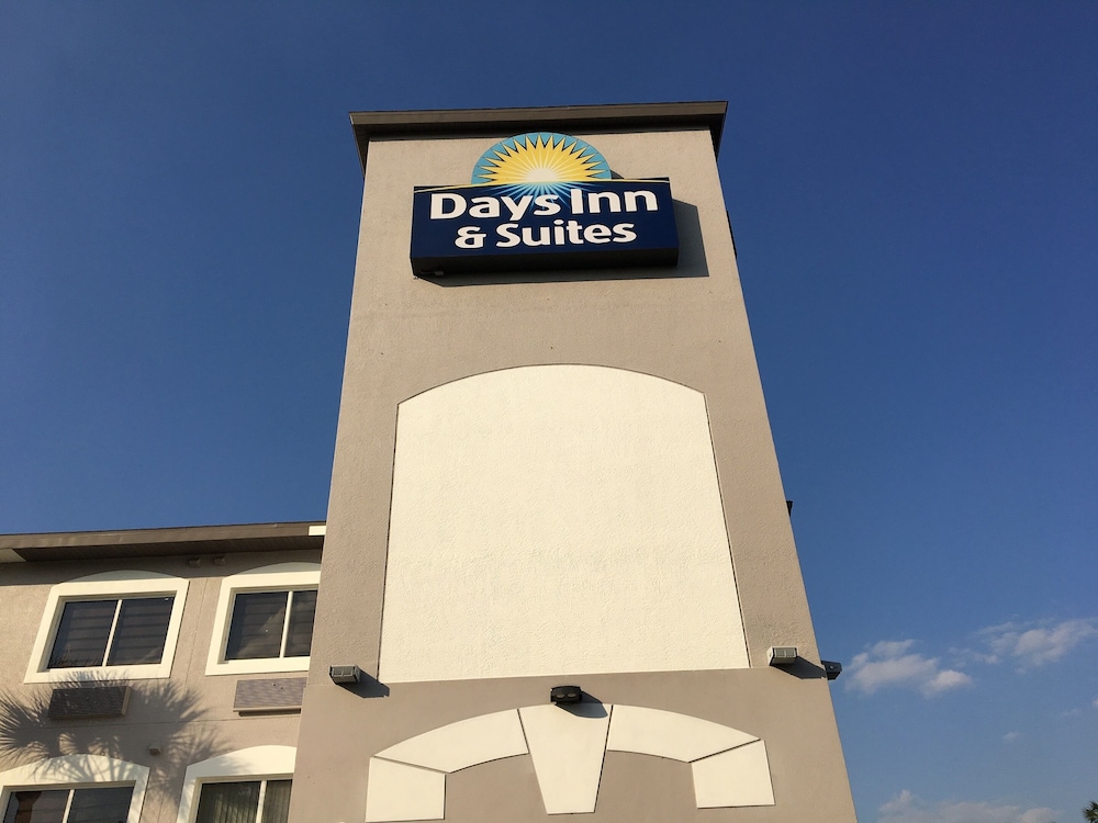 Days Inn & Suites by Wyndham Bonita Springs North Naples - photo 27