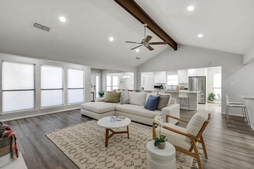 Candleridge Casa Newly Remodeled 4 BD Hidden Gem — 4-Star Luxury Hotel in Benbrook, United States
