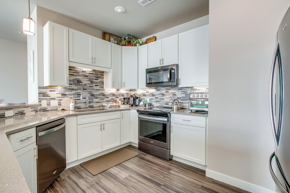 Modern South Pier Condo on Sheboygan River — Sheboygan — photo 4