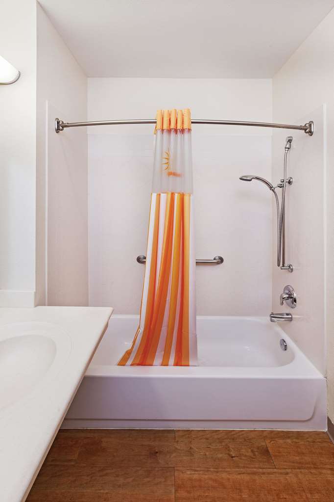 La Quinta Inn & Suites by Wyndham Columbus TX - photo 16