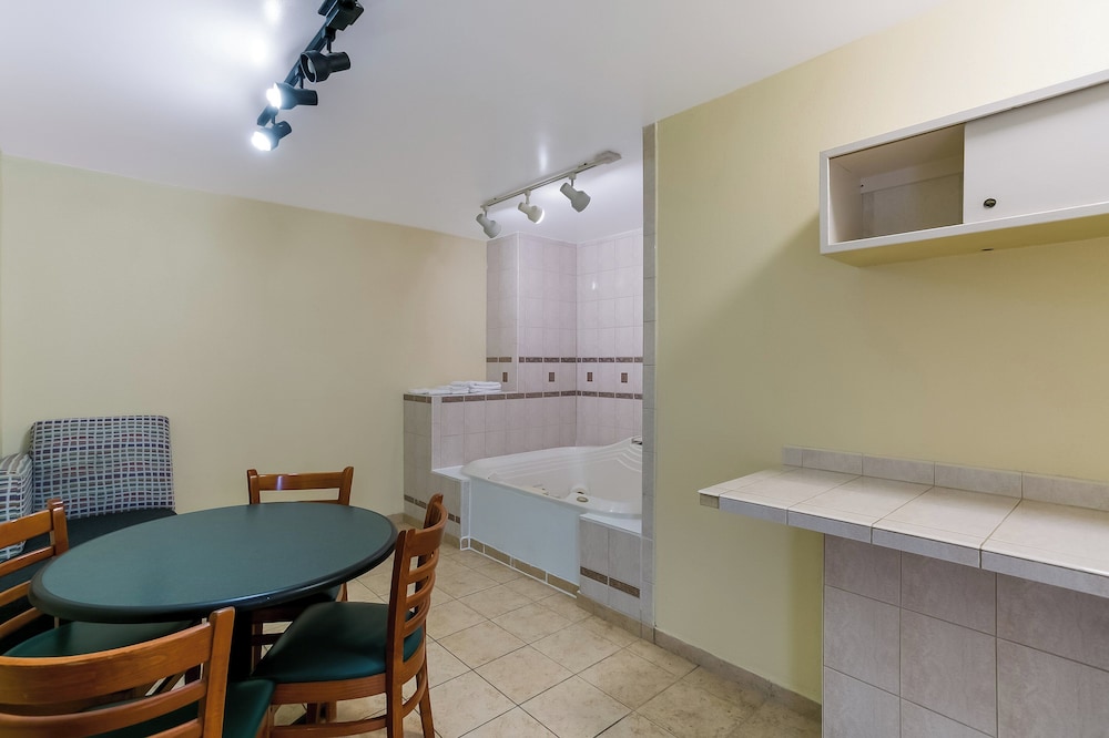 Red Roof Inn Baltimore - photo 11
