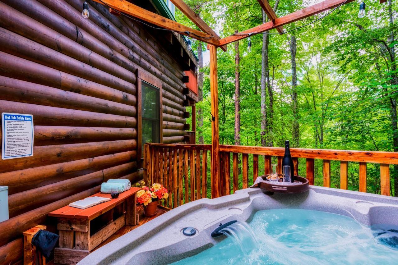 Cabin In A Gated Resort With Seasonal Resort Pool in Pigeon Forge, United States