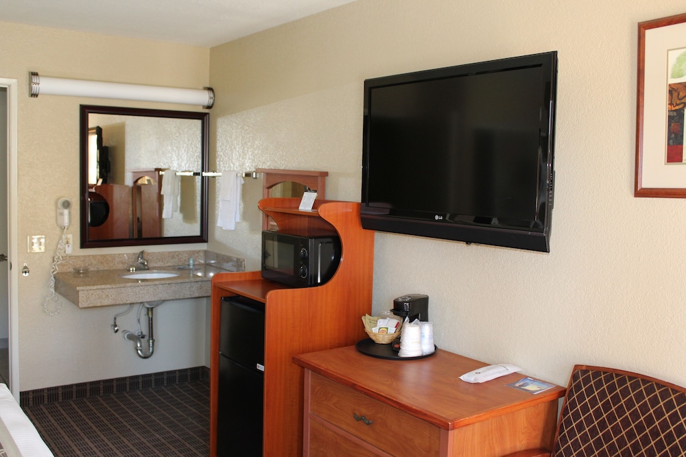 Cajon Pass Inn - photo 10