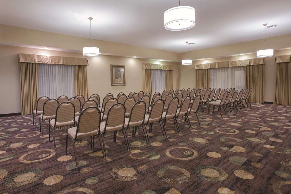 La Quinta Inn & Suites by Wyndham Albuquerque Midtown - photo 56