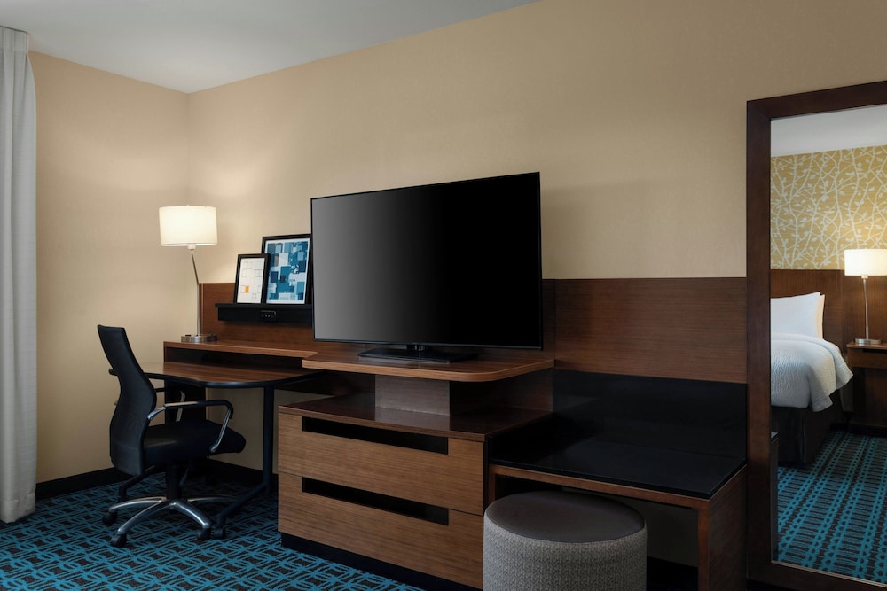 Fairfield Inn & Suites by Marriott London - photo 13