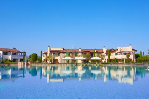 Resort Apartment Borgo esclusivo con Piscine e Campi sportivi in Peschiera Del Garda, Italy