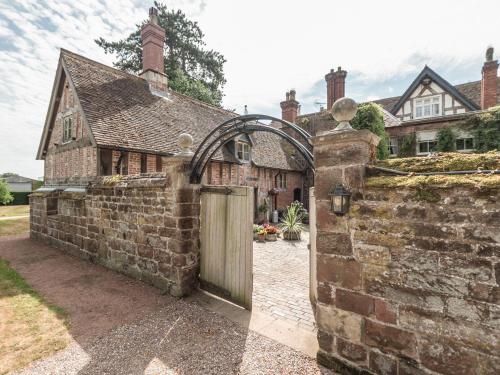 Courtyard Cottage — 5-Star Luxury Hotel in None, United Kingdom