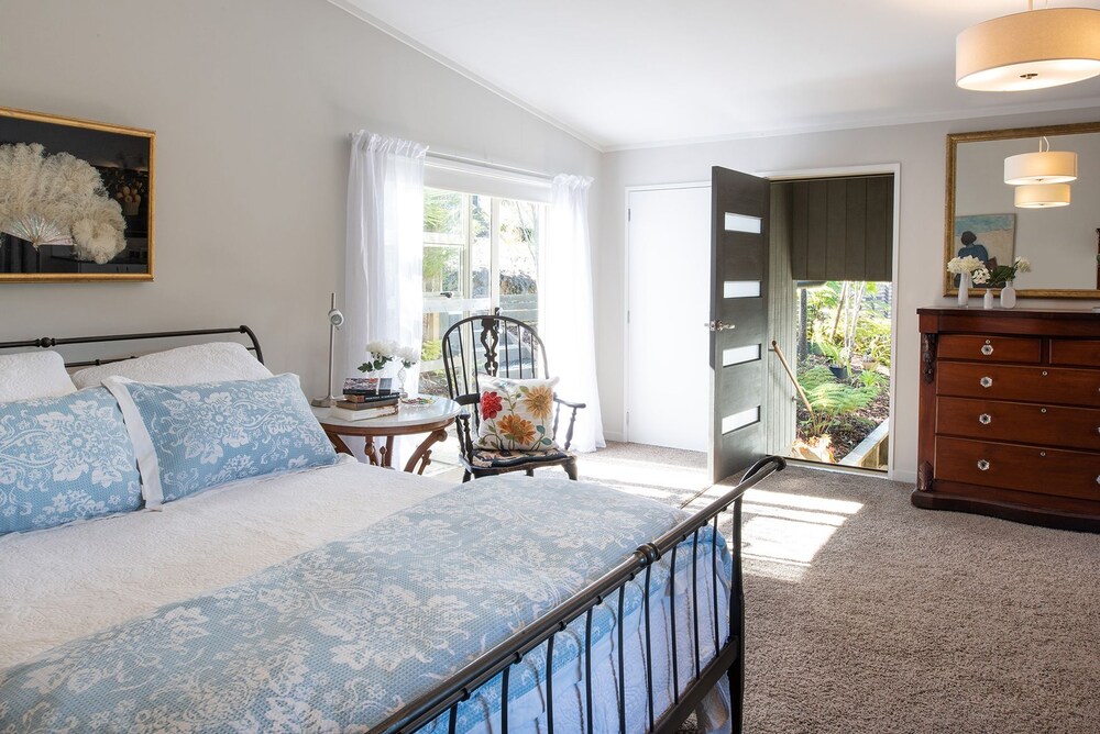 Longhouse Bed and Breakfast — 4-Star Luxury Hotel in Paihia, New Zealand