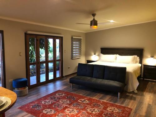 Strip Center Suites by Casona Lo Aguirre — hotel in El Monte