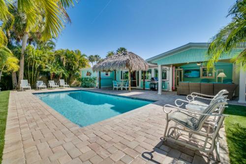 3 Min Walk To The Beach With Large Private Pool in Holmes Beach, United States